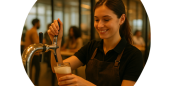 “ברמנית צעירה ומחויכת מוזגת בירה מהברז ב-Happy Hour במשרד הייטק מודרני; ברקע עובדים משוחחים חלונות זכוכית ותאורה חמימה.”